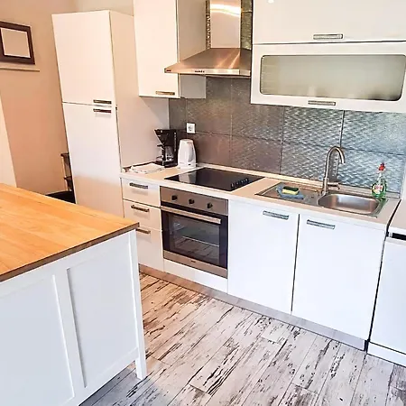 Apartment 1 Bedroom Gorgeous In *
